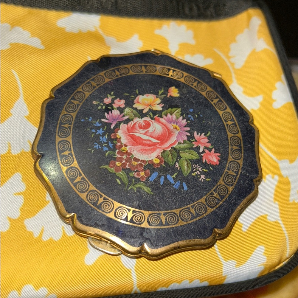 Vintage Stratton powder compact floral embossed